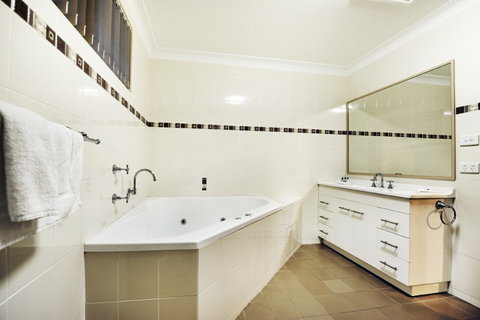 Absolute Beachfront Smugglers On The Beach - Kingaroy Accommodation 4