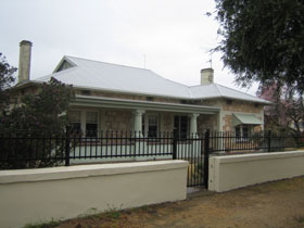 Naracoorte Cottages - MacDonnell House - Kingaroy Accommodation 0