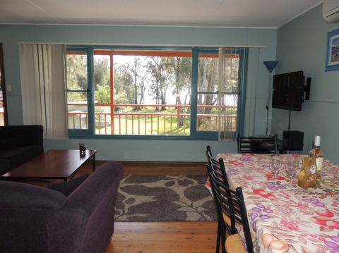 A Paradise Bungalow Waterfront - Kingaroy Accommodation 3