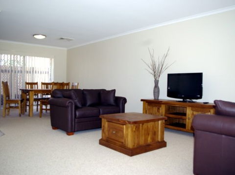 Fairways Bed And Breakfast At Jerilderie - Kingaroy Accommodation 2