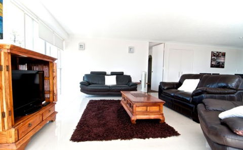 SURFERS CHALET HOLIDAY APARTMENTS - Kingaroy Accommodation 1