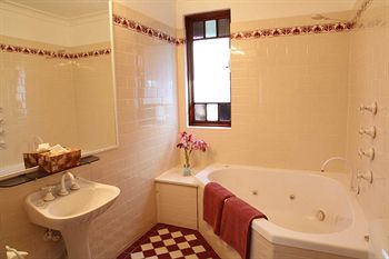 The 3 Explorers Motel - Kingaroy Accommodation 1