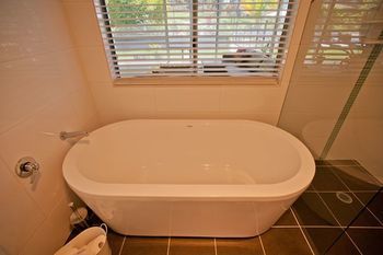 Moonee Beach Executive Retreat - Kingaroy Accommodation 3