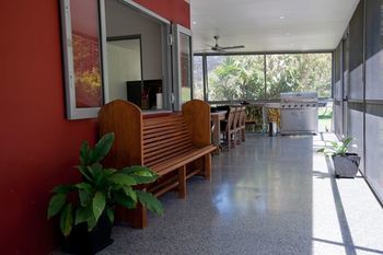 Moonee Beach Executive Retreat - Kingaroy Accommodation 11