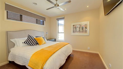 Canadian Lakehouse - Kingaroy Accommodation 1