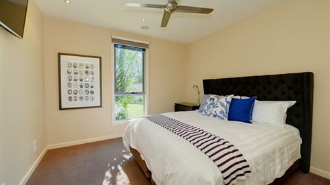 Canadian Lakehouse - Kingaroy Accommodation 3