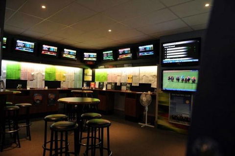 Caledonian Hotel Motel Echuca - Kingaroy Accommodation 1