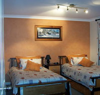 Elm Cottage - Tumut - Kingaroy Accommodation