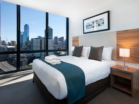 Melbourne Short Stay Apartments - MP Deluxe - Kingaroy Accommodation 1