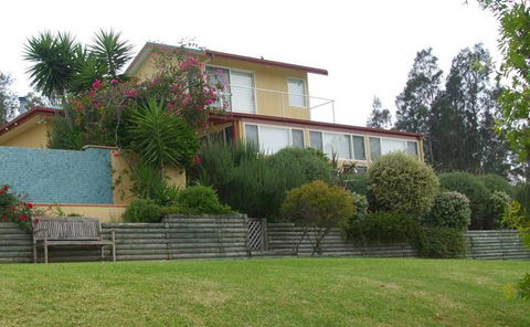 Whitby On Wallis Lakefront Holiday Cottage - Kingaroy Accommodation 0
