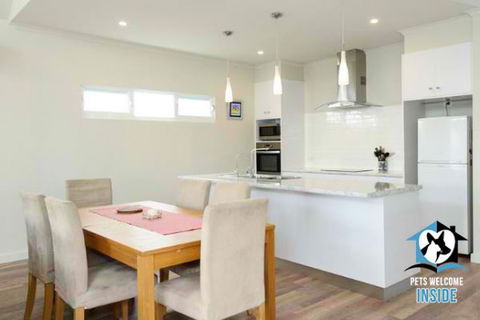 PetLet 14: 24 Seagull Avenue At Hayborough - Kingaroy Accommodation 2