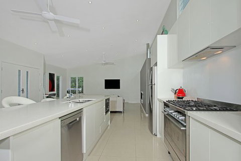 Poolside - Kingaroy Accommodation 2