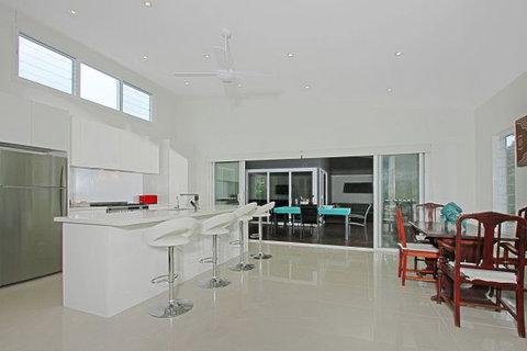 Poolside - Kingaroy Accommodation 3
