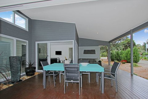 Poolside - Kingaroy Accommodation 4
