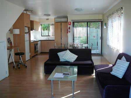 Davey Place Holiday Townhouses - Kingaroy Accommodation 3