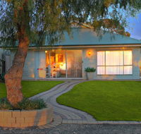 17 QED Lakehouse - Kingaroy Accommodation