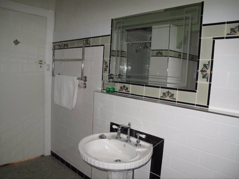 B&B Wodonga - Art Deco Accommodation - Kingaroy Accommodation 9