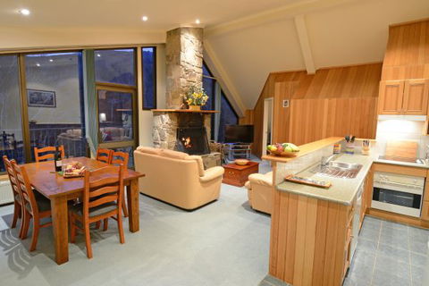 Falls Creek Country Club - Kingaroy Accommodation 5