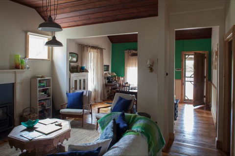 Flop House - Kingaroy Accommodation 7