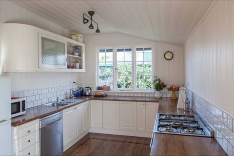 Flop House - Kingaroy Accommodation 9