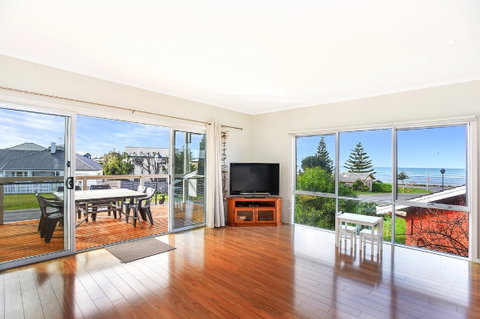 Ariadne - A Hop Skip And A Jump To The Beach With Sea Views - Kingaroy Accommodation 2