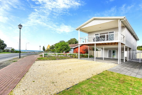 Ariadne - A Hop Skip And A Jump To The Beach With Sea Views - Kingaroy Accommodation 9