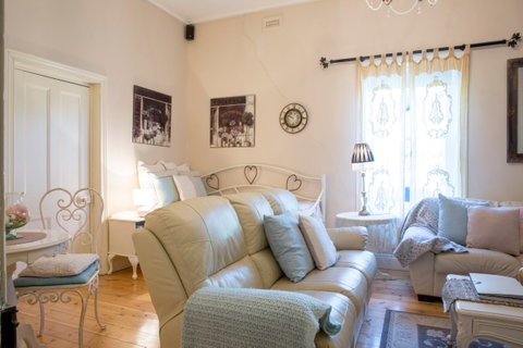 Azalea Cedar-Rose Villa - Kingaroy Accommodation 8