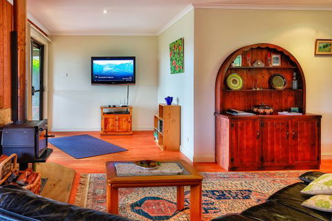 Coach House Hill Cottage - Kingaroy Accommodation 4