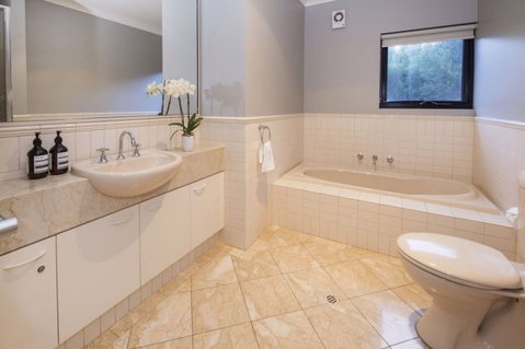 Top Of The Hill - Kingaroy Accommodation 8
