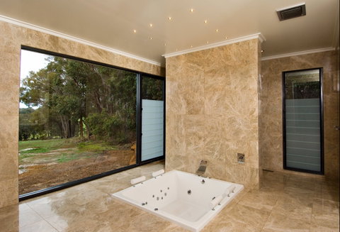 Chandeliers On Abbey - Kingaroy Accommodation 1