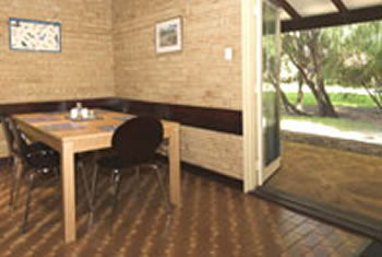 Peppermint House On 79 Tunbridge Street - Kingaroy Accommodation 2