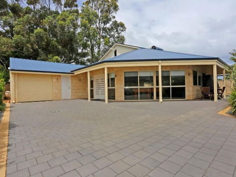 Falcon By The Bay - Kingaroy Accommodation 1