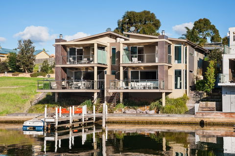 Gippsland Lakehouse - Kingaroy Accommodation 0