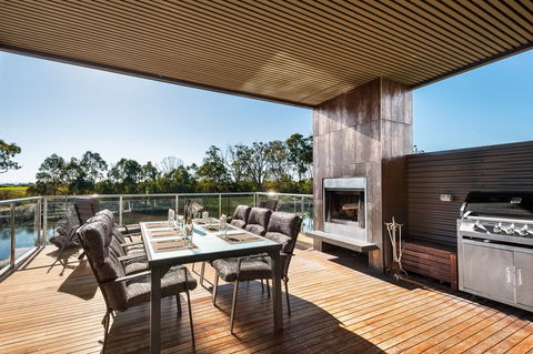 Gippsland Lakehouse - Kingaroy Accommodation 1