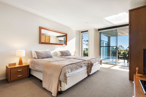Gippsland Lakehouse - Kingaroy Accommodation 2