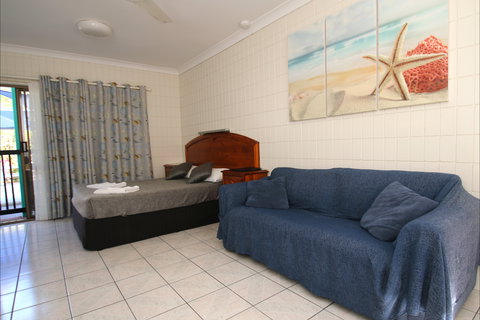 Tropical Palms Resort & 4WD Hire - Kingaroy Accommodation 2