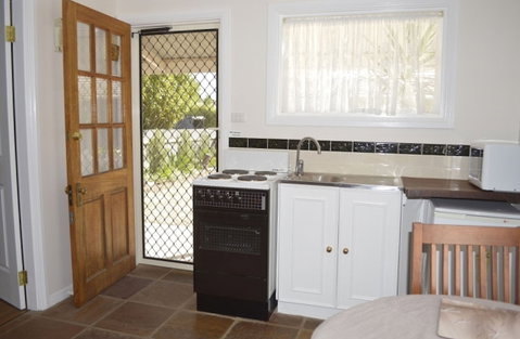 Almond Tree Cottage - Kingaroy Accommodation 2