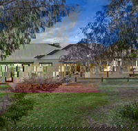 Cottage Retreat/Shady Cottage - Kingaroy Accommodation