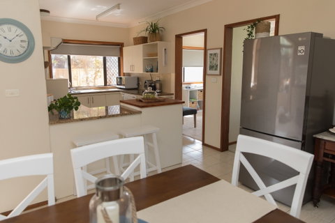 Taranaki Beach Unit - Kingaroy Accommodation 0