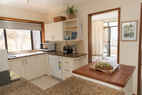 Taranaki Beach Unit - Kingaroy Accommodation 1