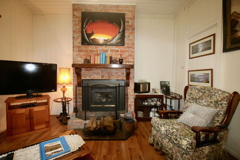 Tenterfield Luxury Historic Cottage - Kingaroy Accommodation 2