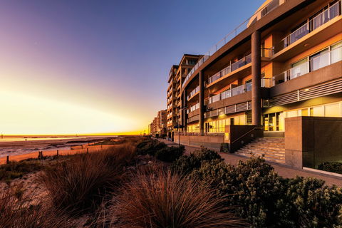 Oaks Glenelg Plaza Pier Suites - Kingaroy Accommodation 0