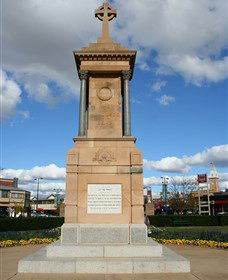 Warwick War Memorial And Gates - Kingaroy Accommodation 1