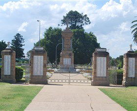 Warwick War Memorial And Gates - Kingaroy Accommodation 0