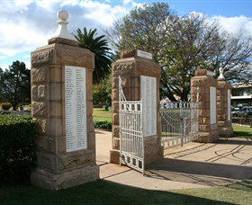 Warwick War Memorial And Gates - Kingaroy Accommodation 2