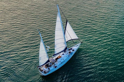 Full-Day Adventure Sailing Experience: Circumnavigate Magnetic Island - Kingaroy Accommodation 1