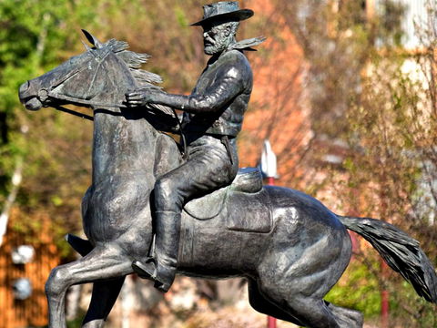Thunderbolt's Statue And Constable Walker Memorial - Kingaroy Accommodation 0