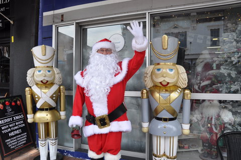 Mrs Claus And Santa - Kingaroy Accommodation 0