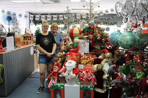 Mrs Claus And Santa - Kingaroy Accommodation 1
