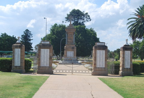 Warwick War Memorial And Gates - Kingaroy Accommodation 0